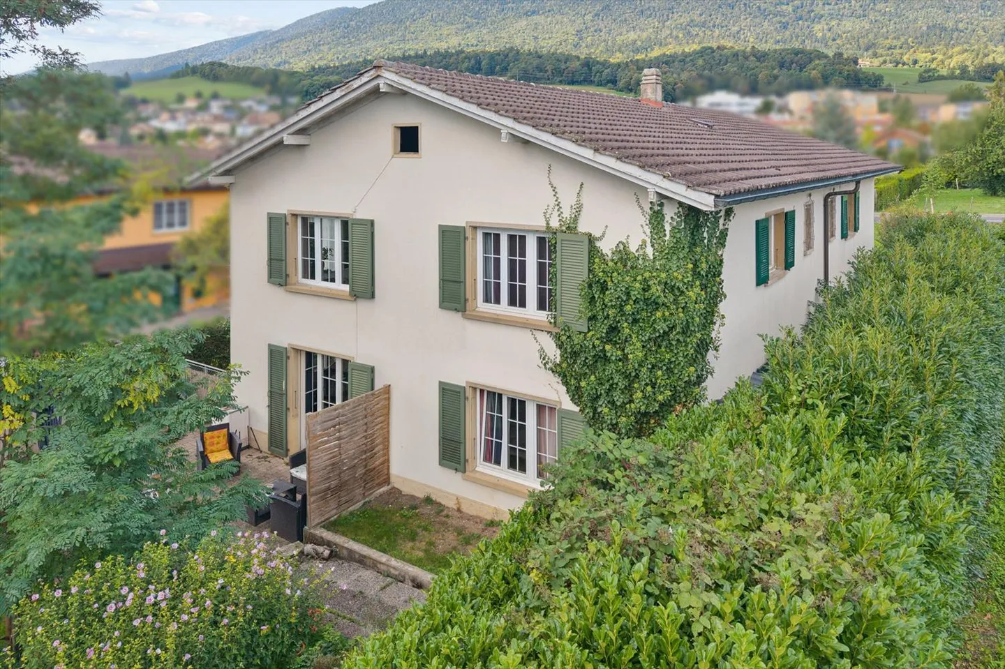 Haus mit drei Wohnungen und Bauland - Foto 2 von 13