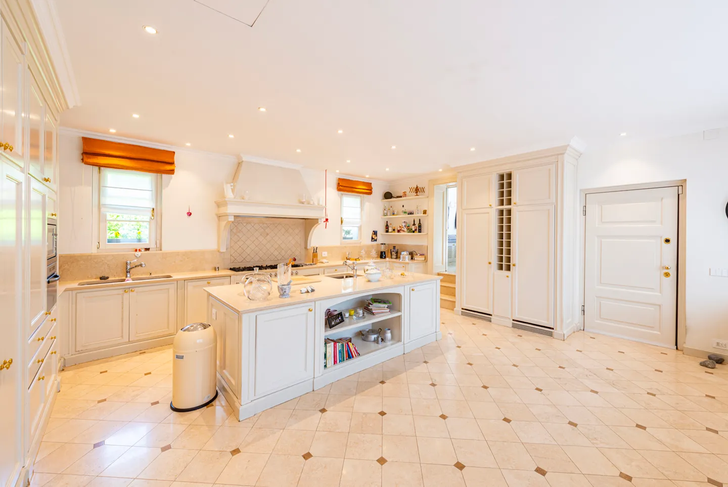 Elegante Villa mit Pool, umgeben von Grün - Foto 6 von 21