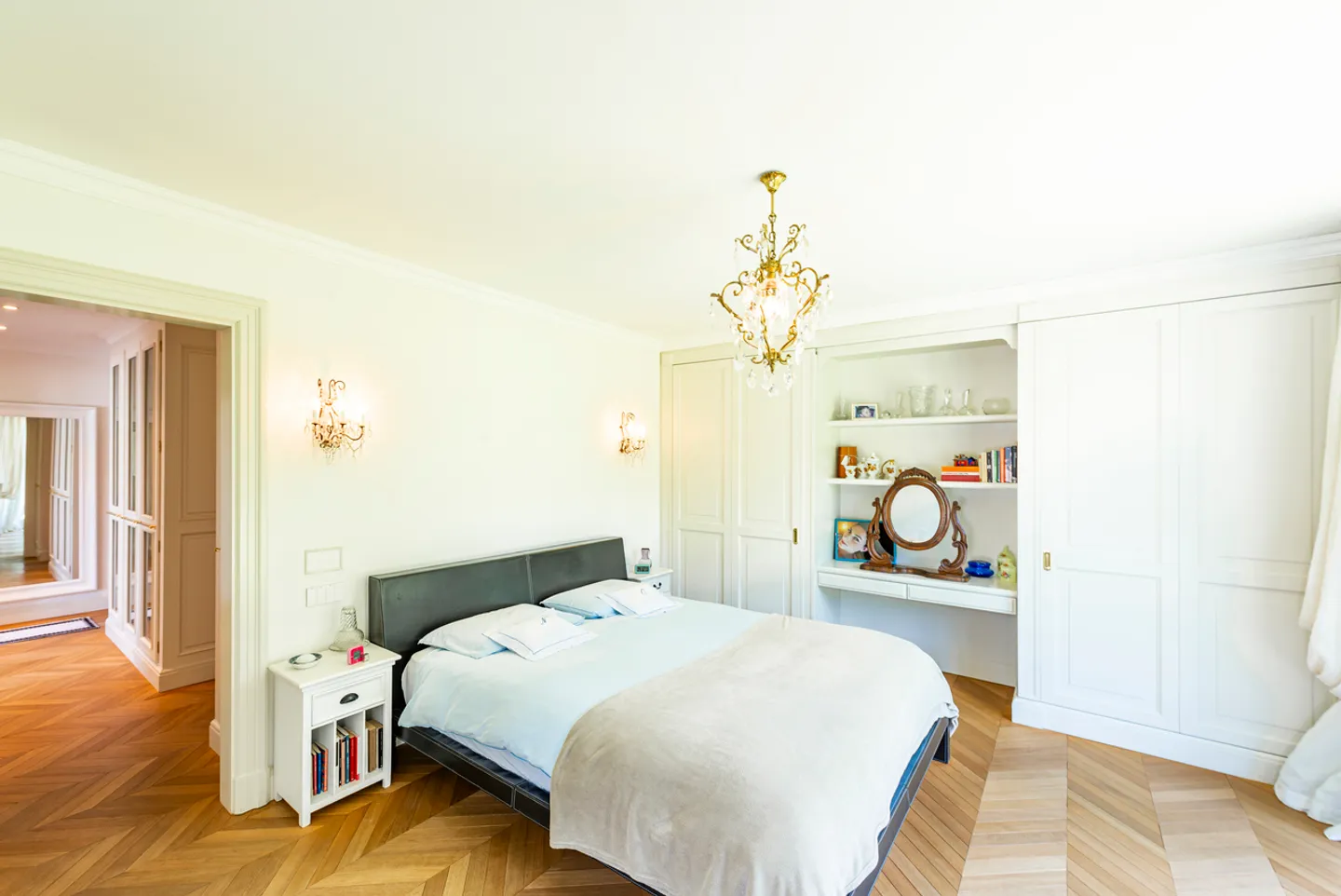 Elegante Villa mit Pool, umgeben von Grün - Foto 13 von 21