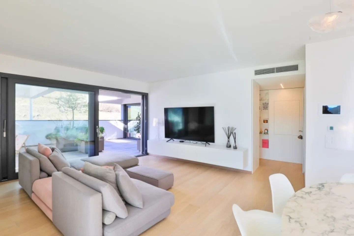 Modern Penthouse with Panoramic Terrace and Fine Finishes - Photo 10 of 20