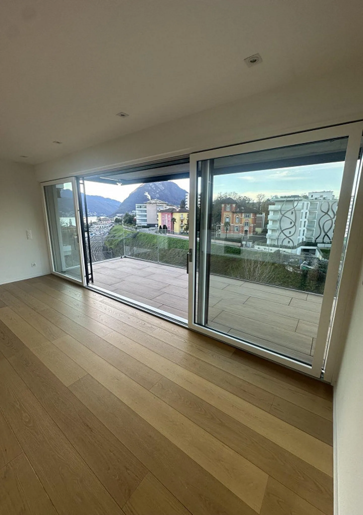 NUOVO PREZZO- STRATEGICO 3,5 LOC. A LUGANO CON VISTA LAGO - ID 23625 - Foto 10 di 11