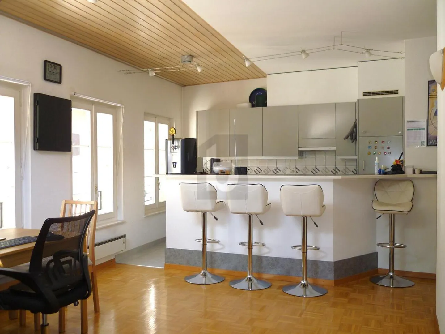 CENTRAL, MODERN & CLOSE TO THE LAKE - Photo 4 of 6