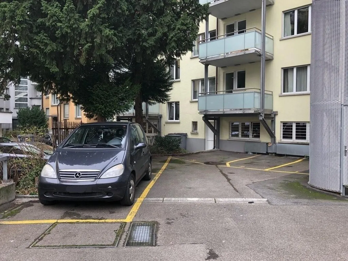 Posto auto all'aperto vicino alla stazione ferroviaria di Enge - Foto 2 di 2