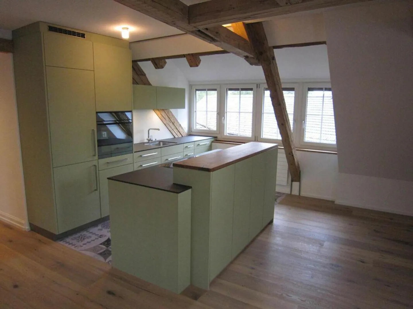 Appartamento attico affascinante in un edificio storico! - Foto 3 di 13