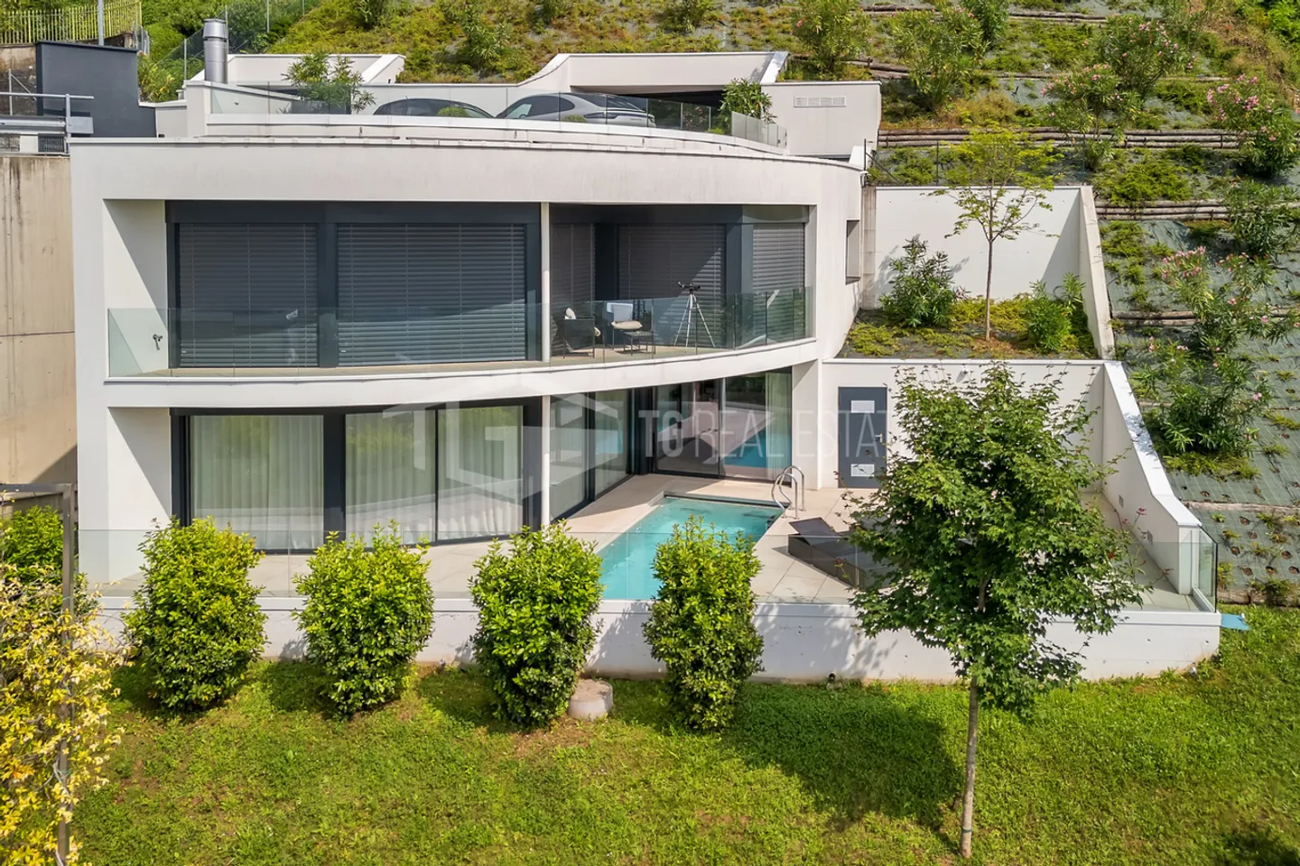 Eleganza in stile moderno con vista lago - Foto 1 di 11