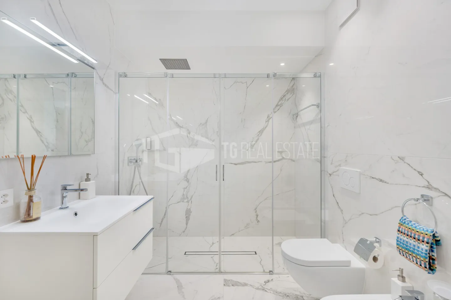 Eleganza in stile moderno con vista lago - Foto 2 di 11