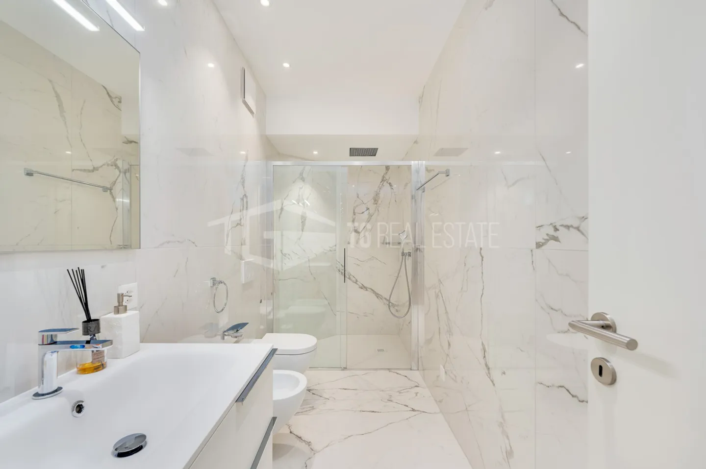 Eleganza in stile moderno con vista lago - Foto 4 di 11