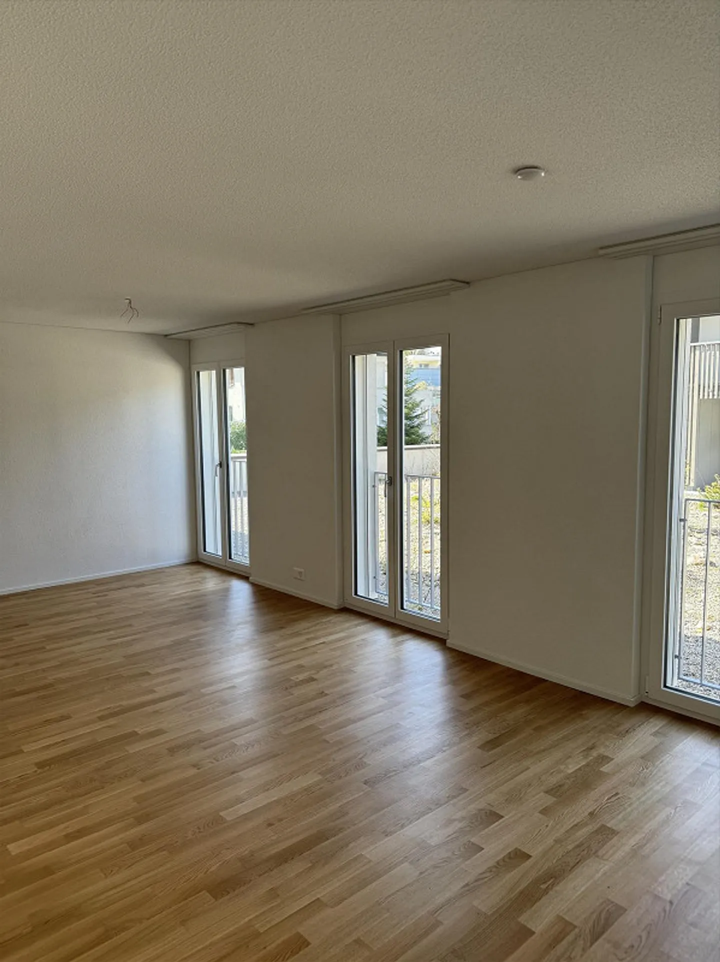 Spacious and modern 2.5 room apartment! - Photo 2 of 5