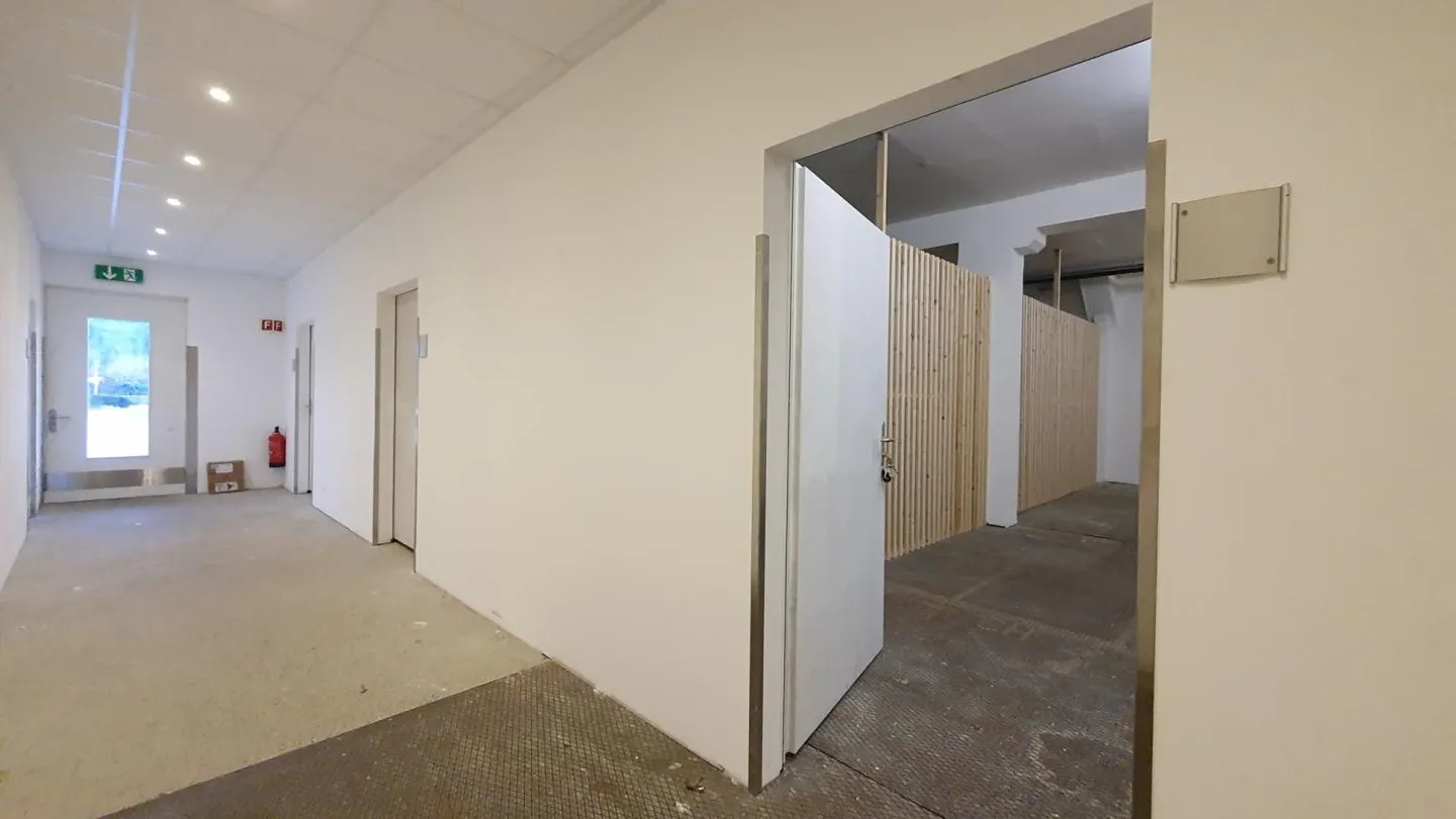 Large storage on the ground floor, easily accessible, central, video monitored - Photo 2 of 5