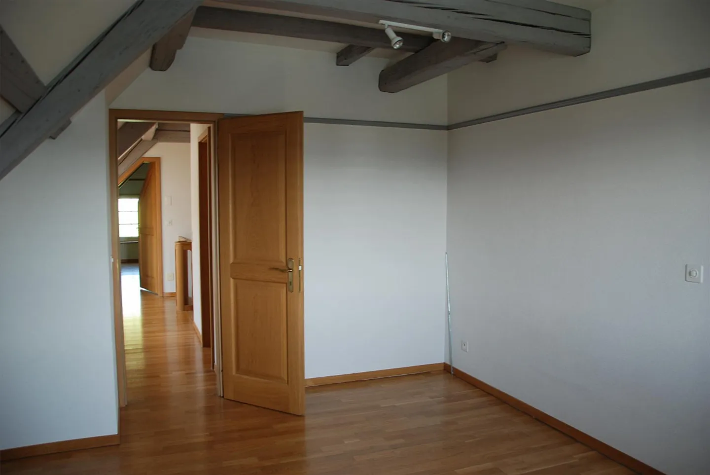 Charming Semi-Detached House with Lake View in Männedorf - Photo 11 of 18