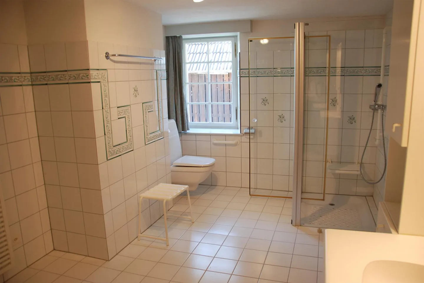 Charming Semi-Detached House with Lake View in Männedorf - Photo 13 of 18