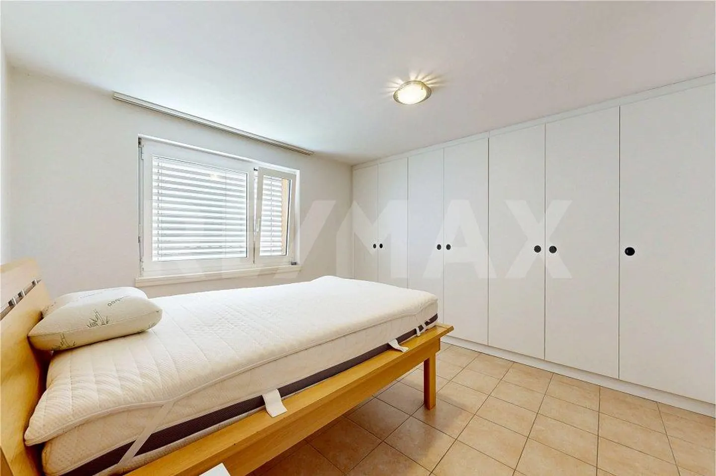 House with two apartments - Photo 8 of 13