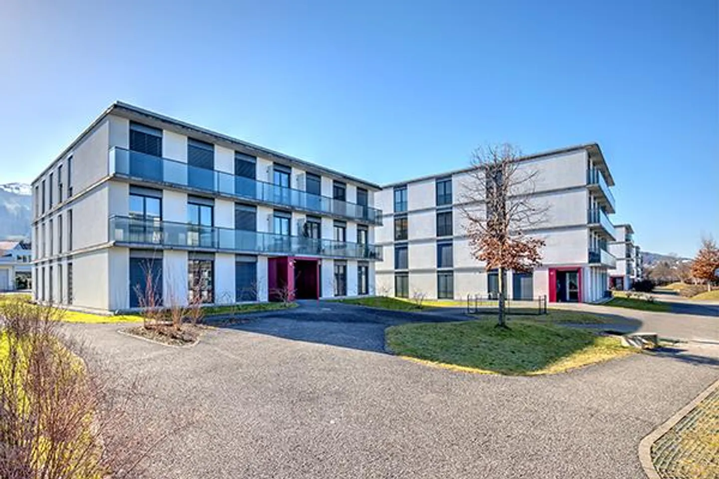 Spacious 3.5 room apartment with a large balcony in Lachen! - Photo 1 of 9