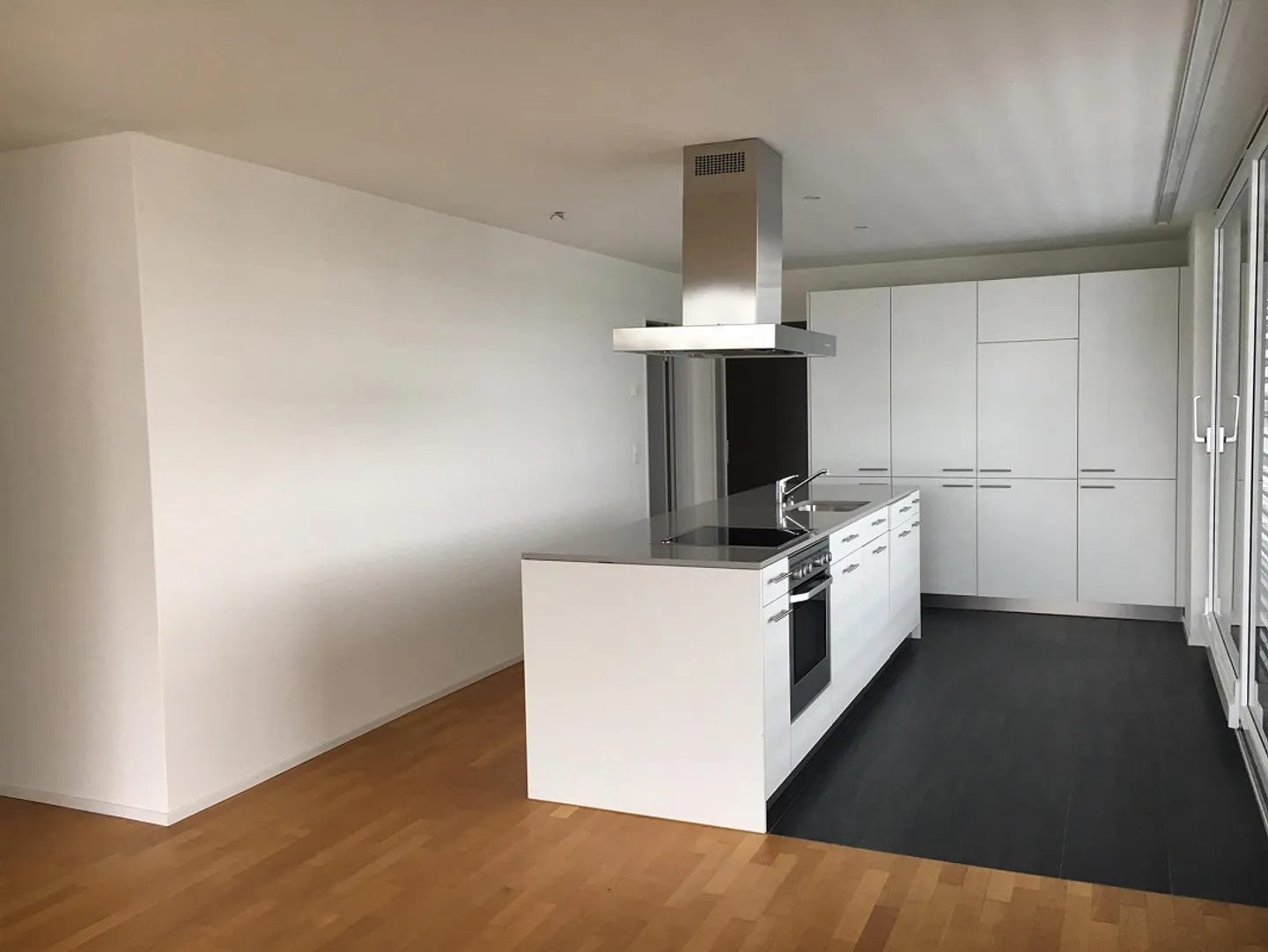 Spacious 3.5 room apartment with a large balcony in Lachen! - Photo 4 of 9