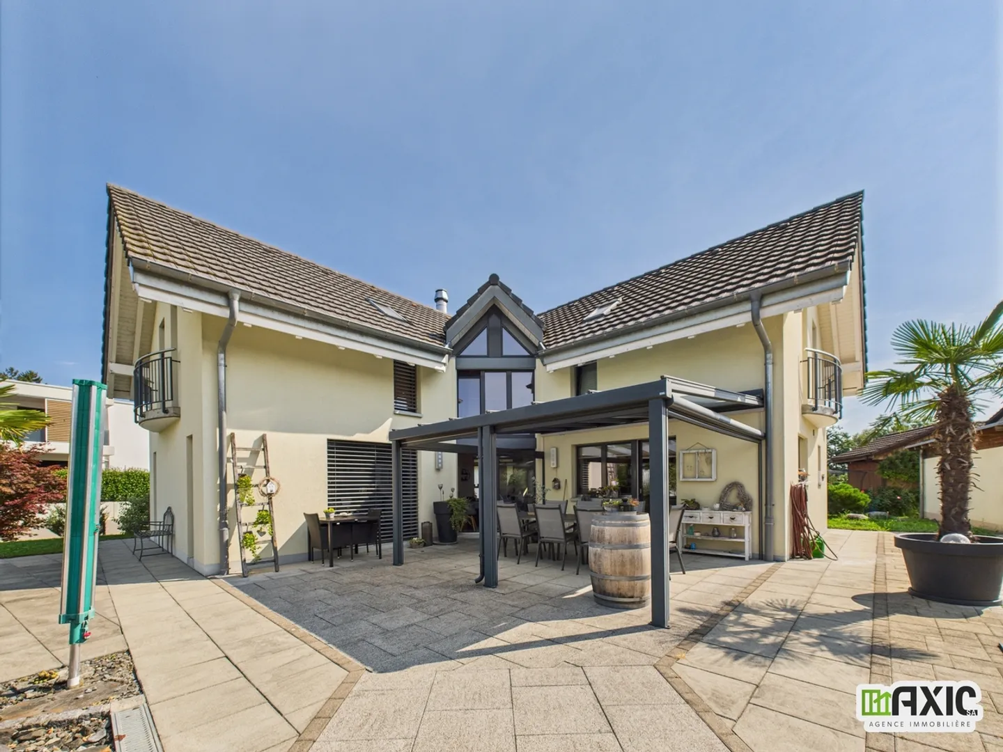 Villa moderna e spaziosa con giardino - Foto 19 di 25