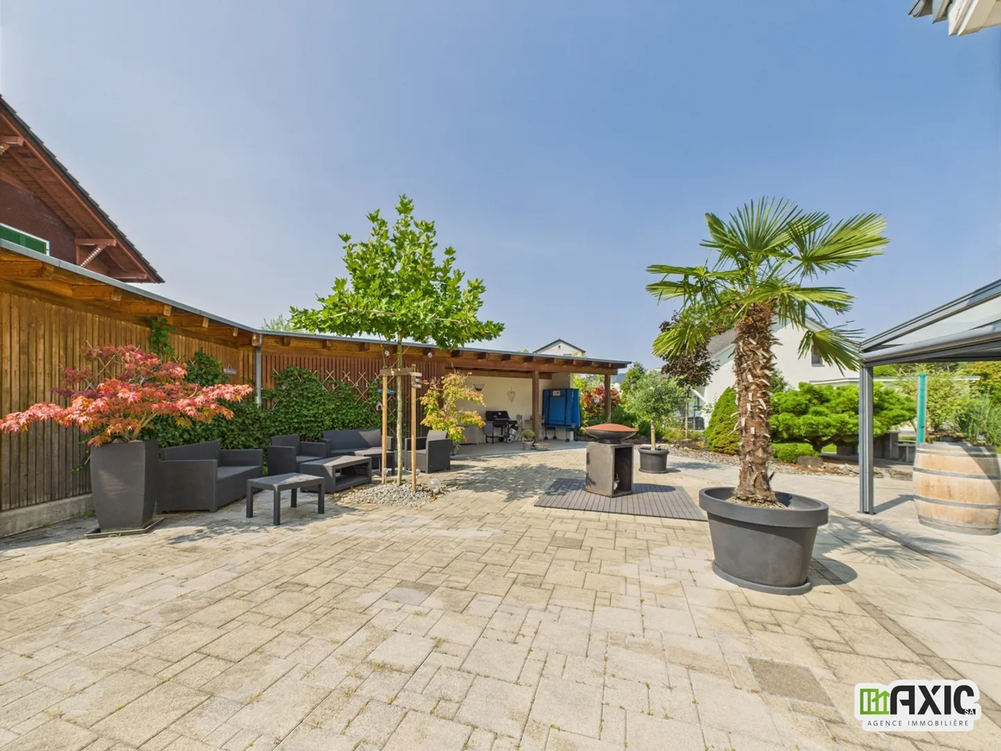 Villa moderna e spaziosa con giardino - Foto 24 di 25