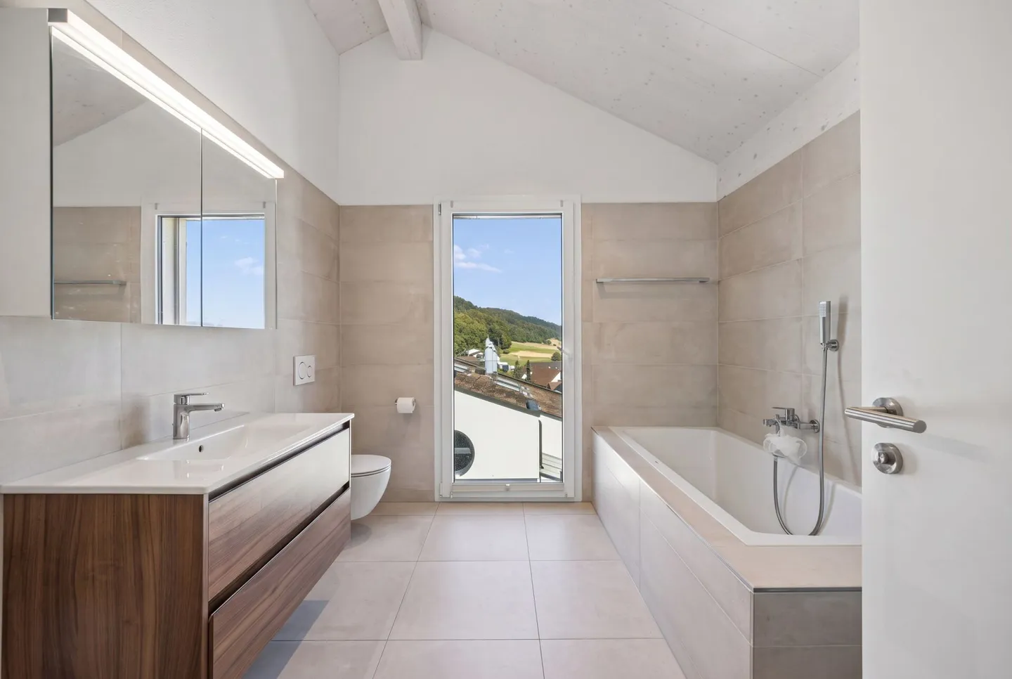 5.5-Room Maisonette Apartment with a View of the Limmattal - Photo 10 of 17