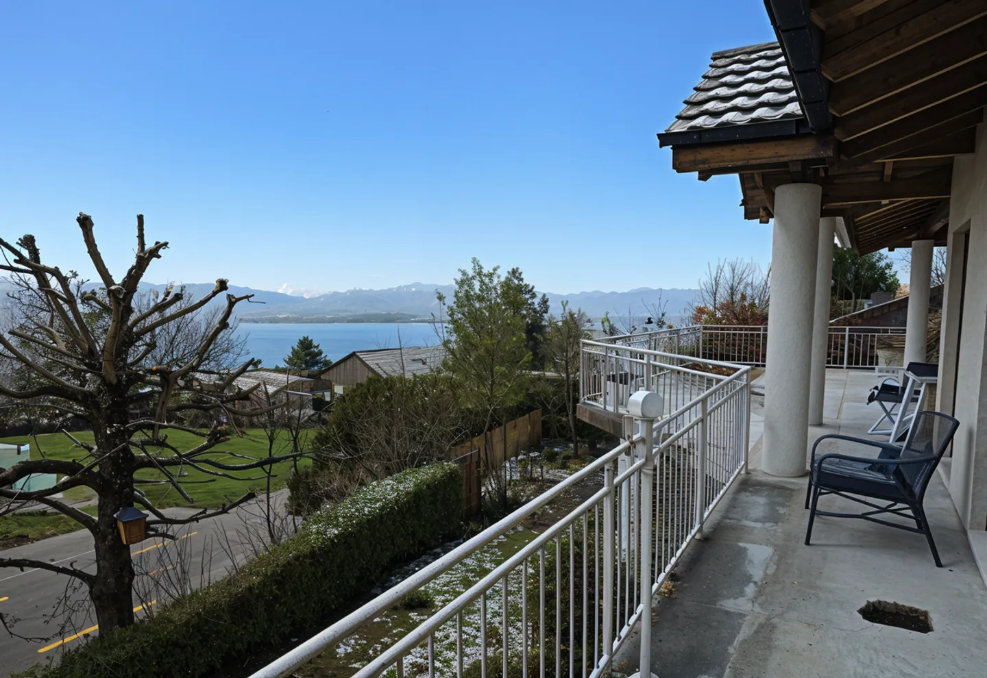 Unique 6.5-room single-family house with stunning lake view - Photo 1 of 8