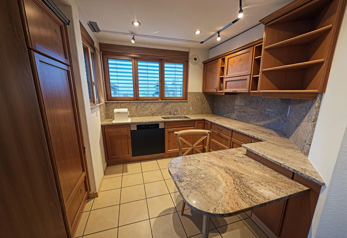 Unique 6.5-room single-family house with stunning lake view - Photo 3 of 8