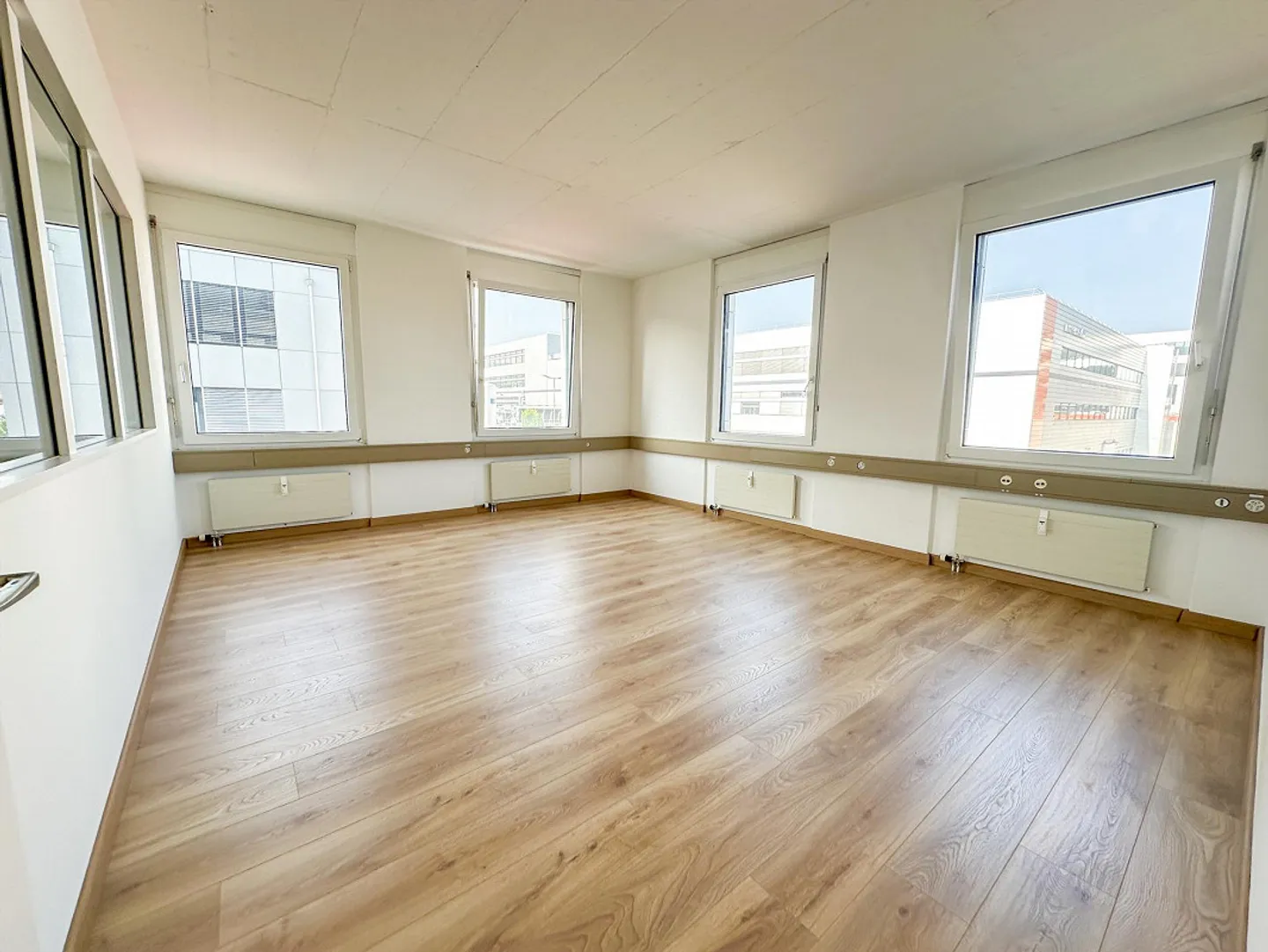 SharedSpace 23: Spazi commerciali versatili a Kägen - Ideale per studio, ufficio, atelier o cosmetica - Foto 1 di 7