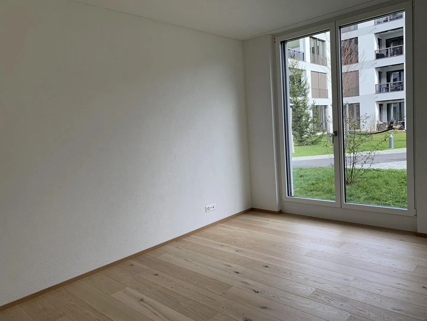 Modern, spacious ground floor apartment - Photo 4 of 11