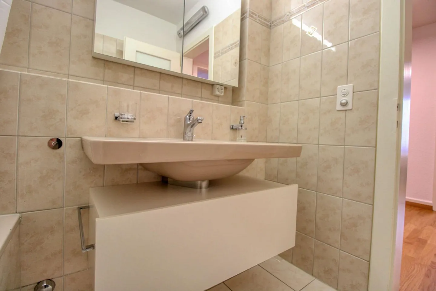 Il tuo coliving elegante nel vivace quartiere Höngg di Zurigo - Foto 14 di 17