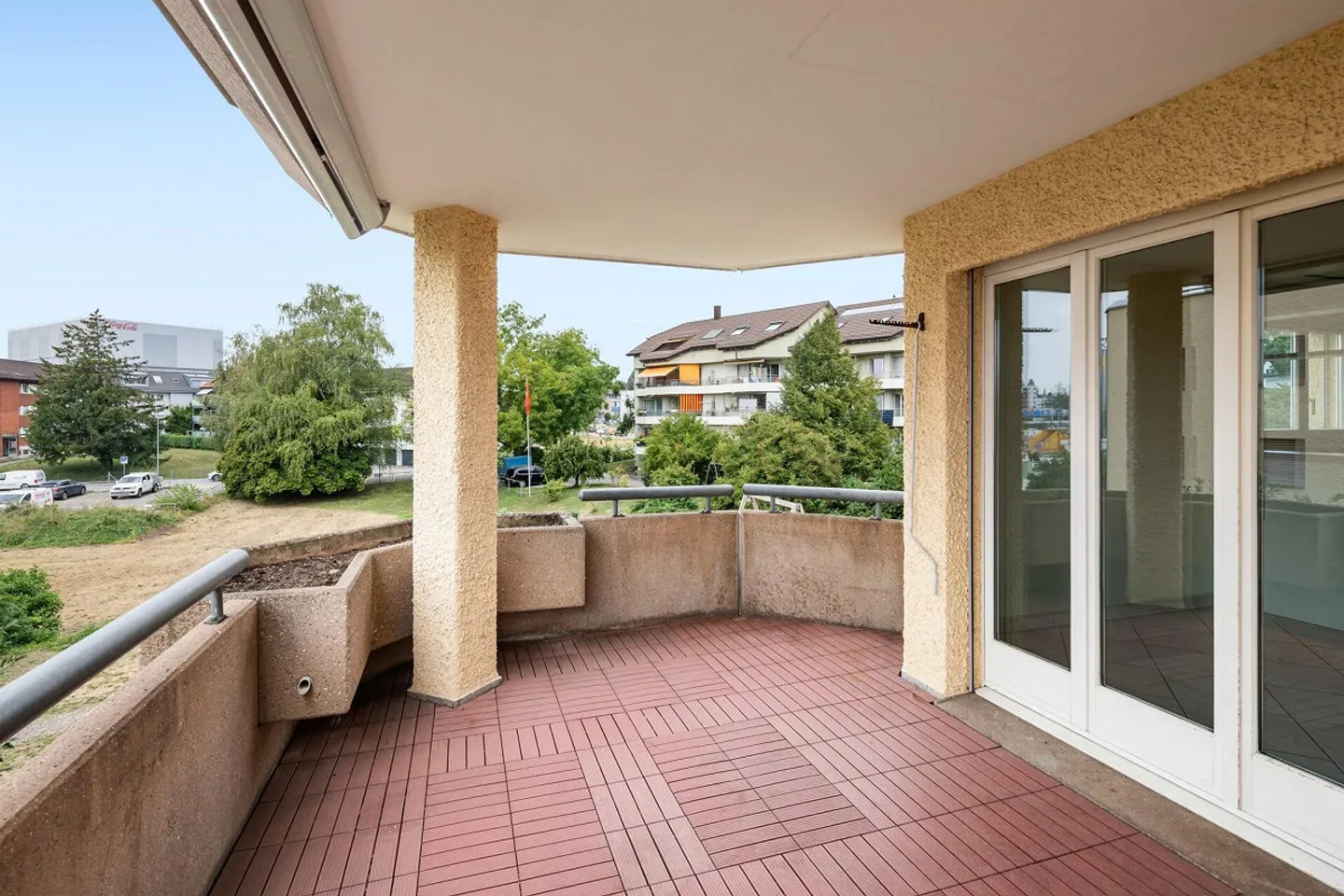 GROSSZÜGIGE 4.5-ZIMMER-WOHNUNG MIT GROSSEM BALKON UND 2 TG-PLÄTZEN - Photo 2 of 26