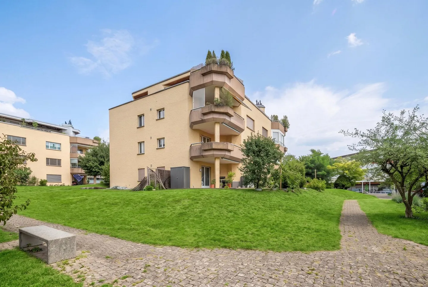 GROSSZÜGIGE 4.5-ZIMMER-WOHNUNG MIT GROSSEM BALKON UND 2 TG-PLÄTZEN - Photo 1 of 26