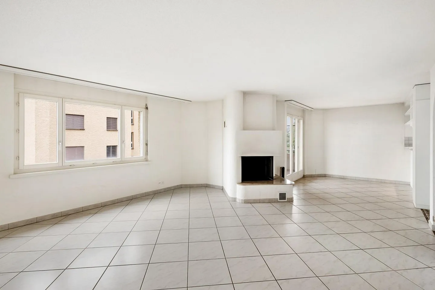 GROSSZÜGIGE 4.5-ZIMMER-WOHNUNG MIT GROSSEM BALKON UND 2 TG-PLÄTZEN - Photo 3 of 26