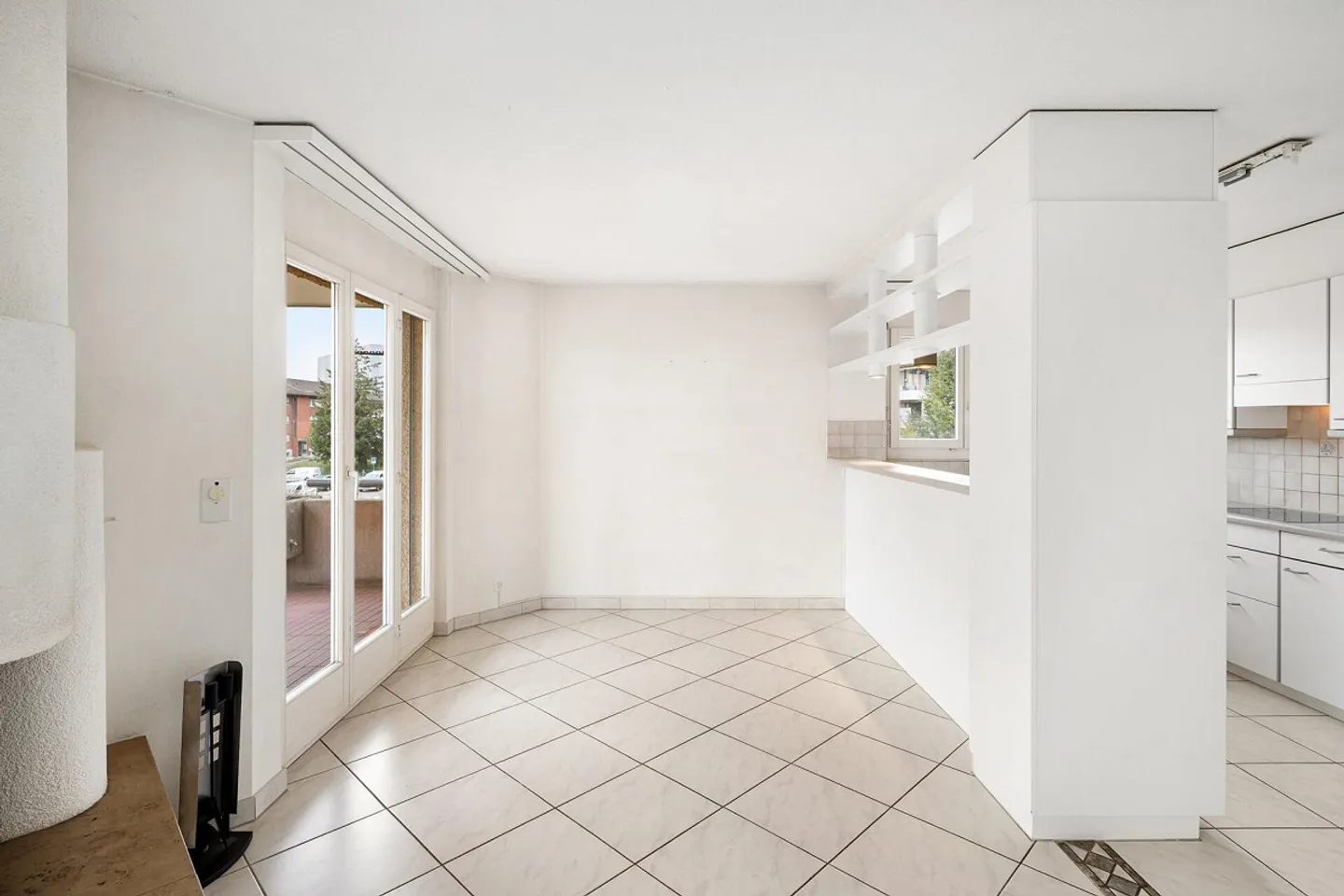 GROSSZÜGIGE 4.5-ZIMMER-WOHNUNG MIT GROSSEM BALKON UND 2 TG-PLÄTZEN - Photo 4 of 26