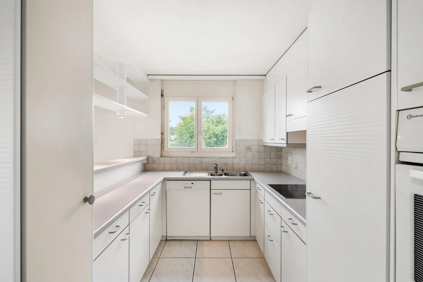 GROSSZÜGIGE 4.5-ZIMMER-WOHNUNG MIT GROSSEM BALKON UND 2 TG-PLÄTZEN - Photo 5 of 26