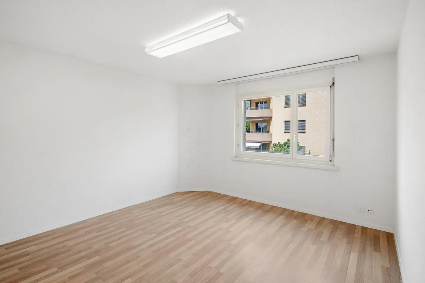 GROSSZÜGIGE 4.5-ZIMMER-WOHNUNG MIT GROSSEM BALKON UND 2 TG-PLÄTZEN - Photo 8 of 26