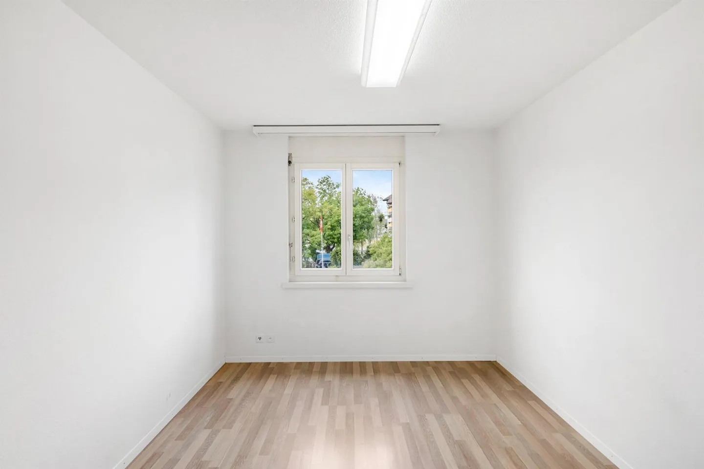 GROSSZÜGIGE 4.5-ZIMMER-WOHNUNG MIT GROSSEM BALKON UND 2 TG-PLÄTZEN - Photo 9 of 26