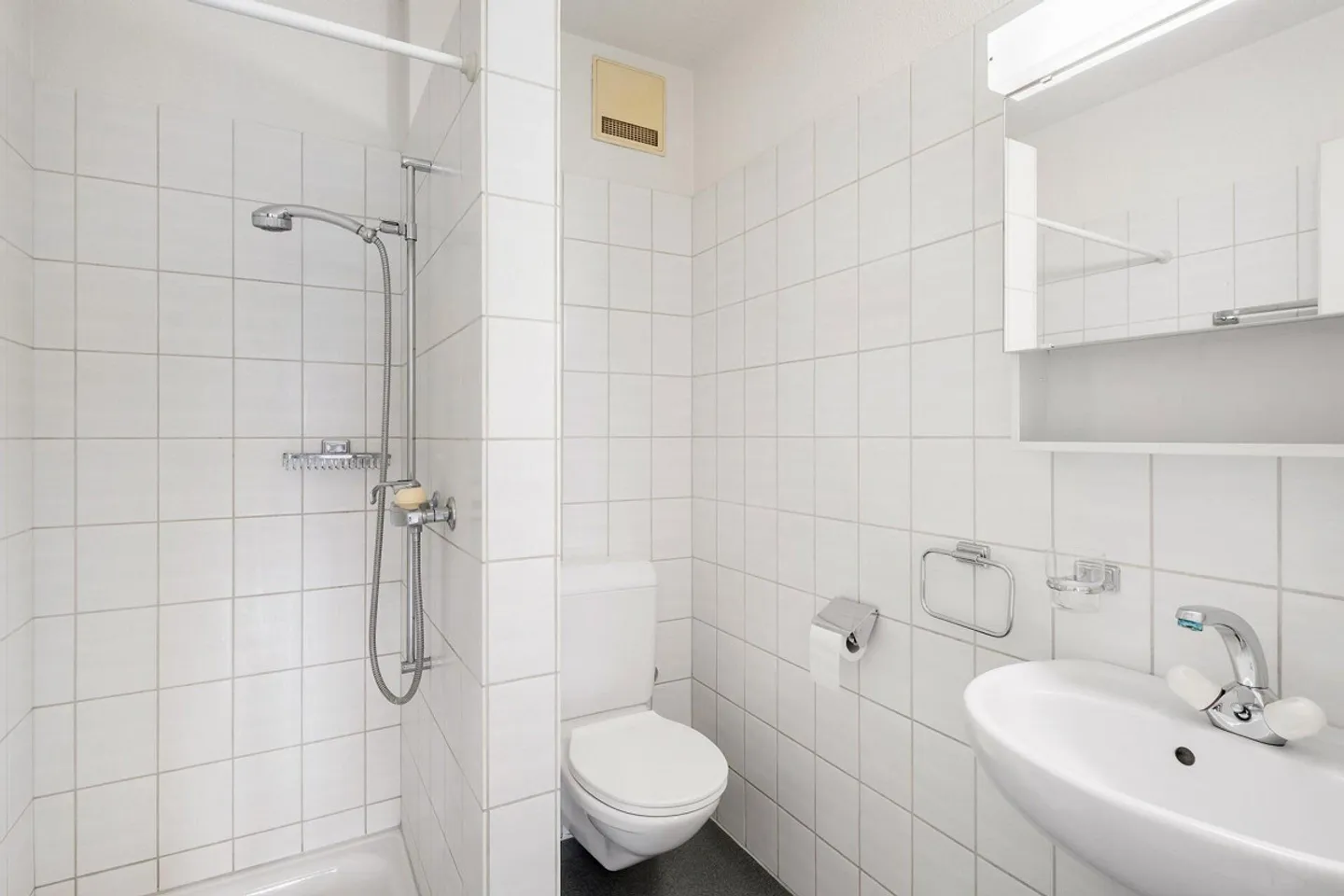 GROSSZÜGIGE 4.5-ZIMMER-WOHNUNG MIT GROSSEM BALKON UND 2 TG-PLÄTZEN - Photo 10 of 26