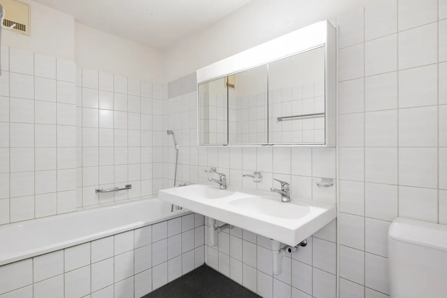 GROSSZÜGIGE 4.5-ZIMMER-WOHNUNG MIT GROSSEM BALKON UND 2 TG-PLÄTZEN - Photo 11 of 26