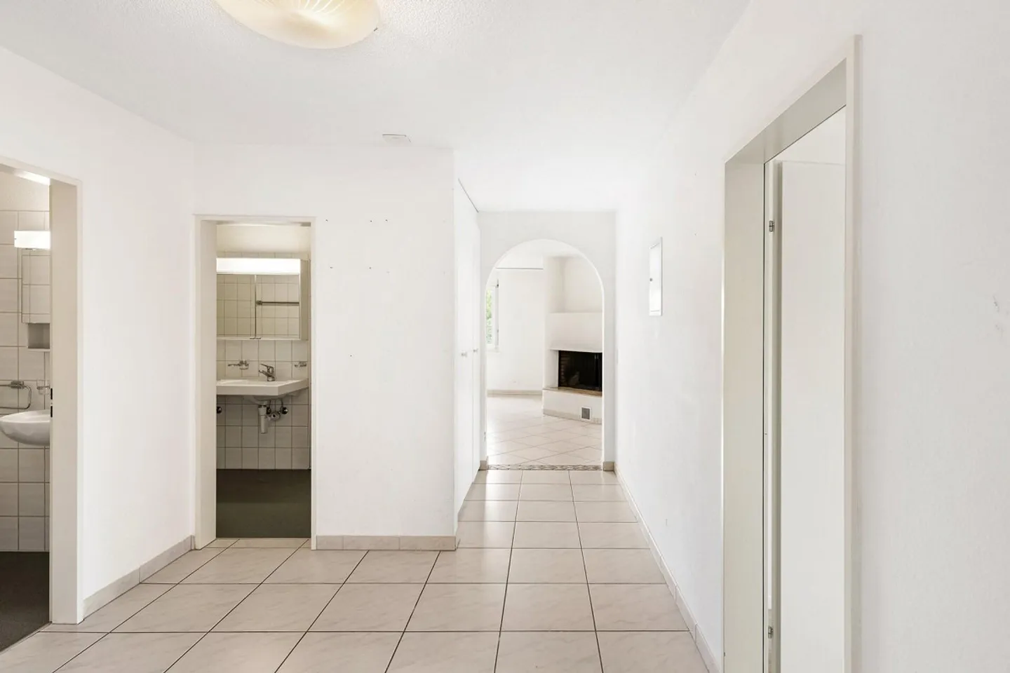 GROSSZÜGIGE 4.5-ZIMMER-WOHNUNG MIT GROSSEM BALKON UND 2 TG-PLÄTZEN - Photo 12 of 26