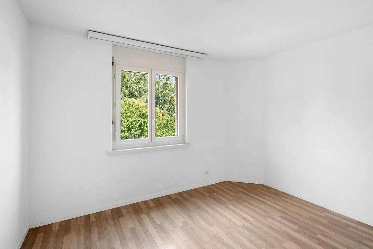 GROSSZÜGIGE 4.5-ZIMMER-WOHNUNG MIT GROSSEM BALKON UND 2 TG-PLÄTZEN - Photo 7 of 26