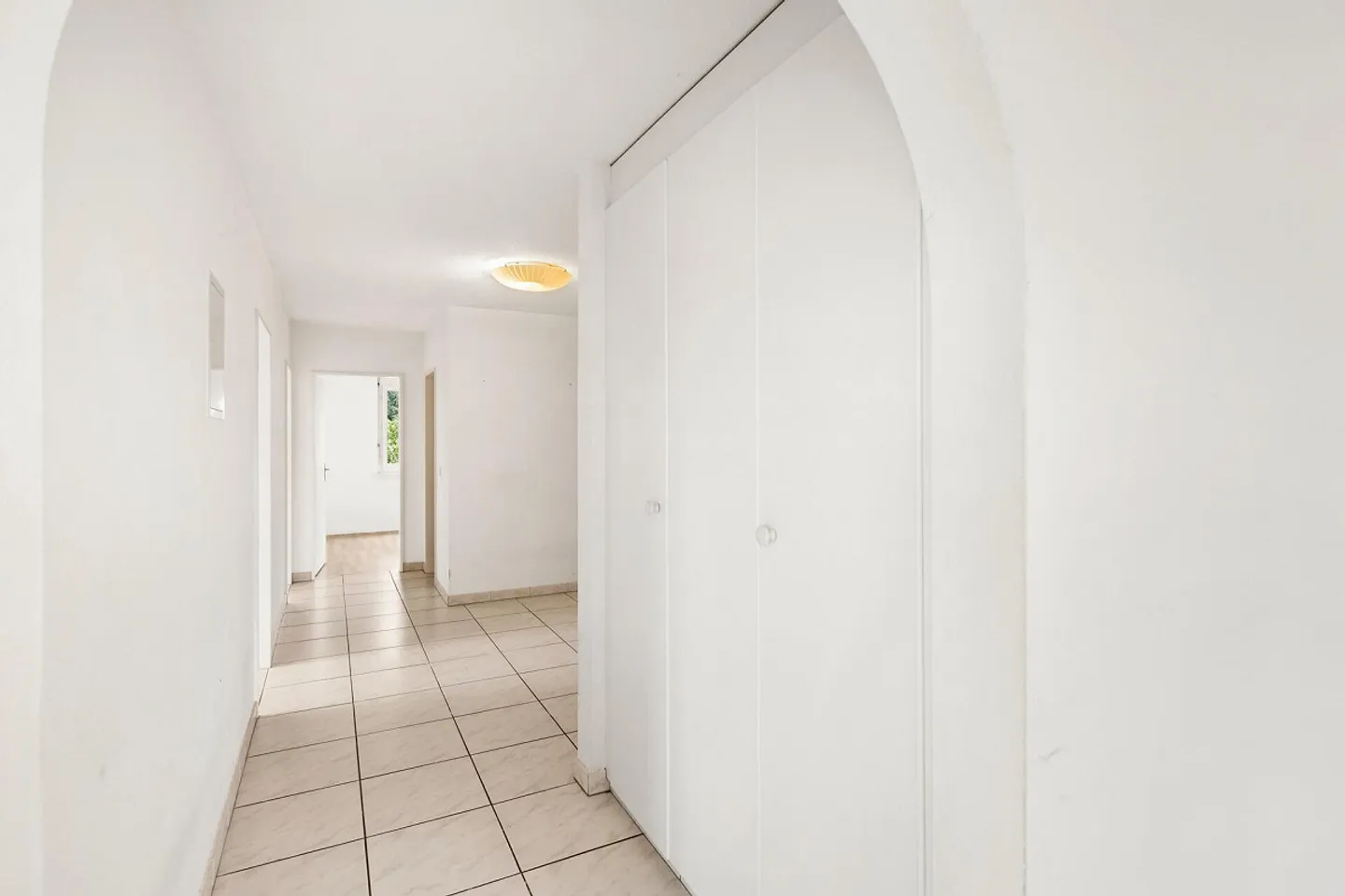 GROSSZÜGIGE 4.5-ZIMMER-WOHNUNG MIT GROSSEM BALKON UND 2 TG-PLÄTZEN - Photo 17 of 26