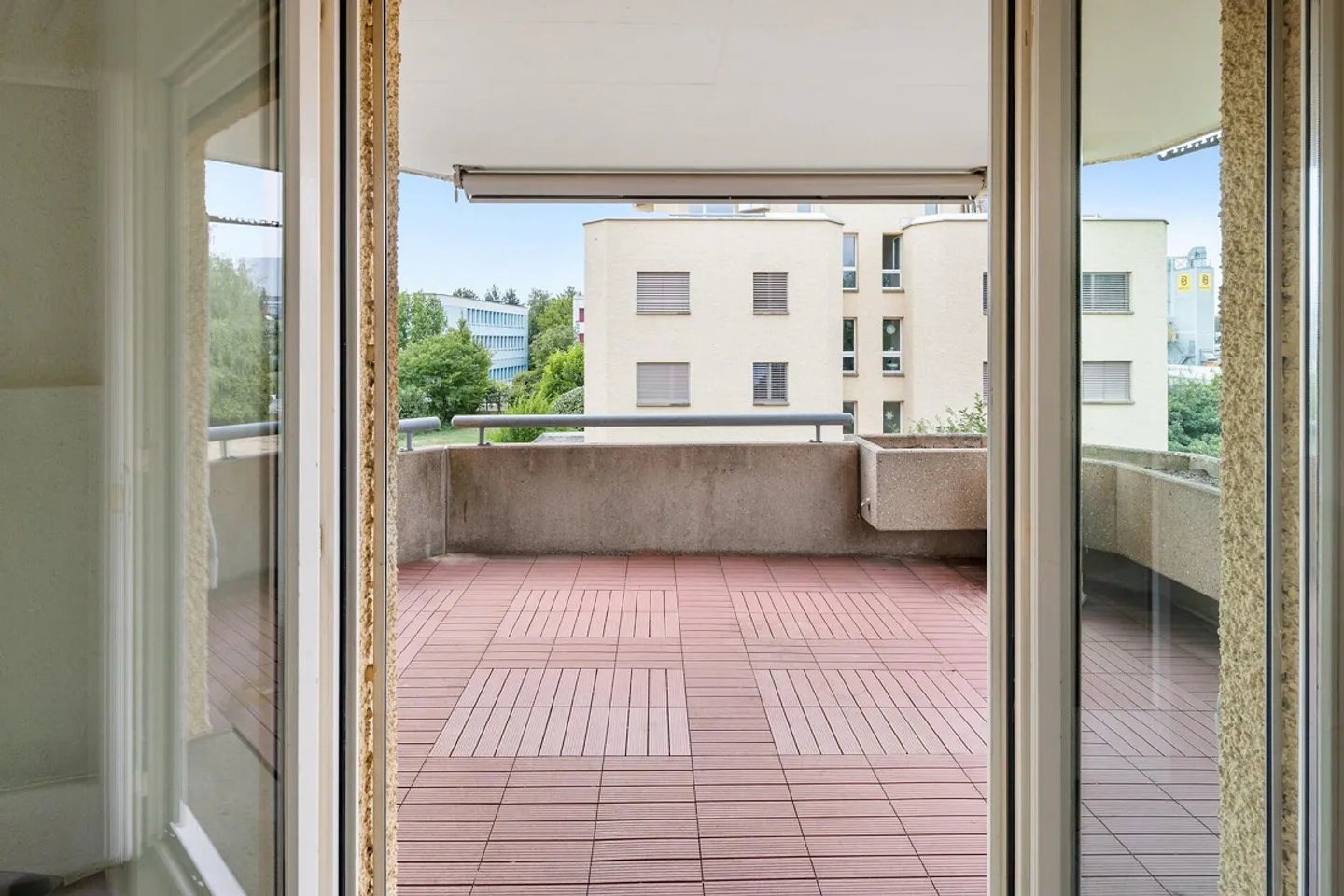 GROSSZÜGIGE 4.5-ZIMMER-WOHNUNG MIT GROSSEM BALKON UND 2 TG-PLÄTZEN - Photo 20 of 26