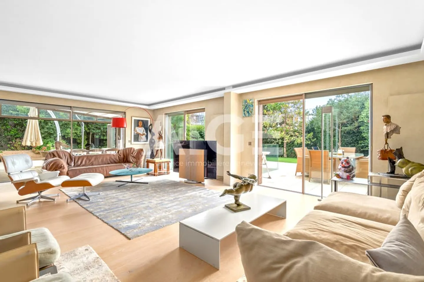 Superb single-storey villa in the heart of the Golden Triangle - Photo 1 of 4