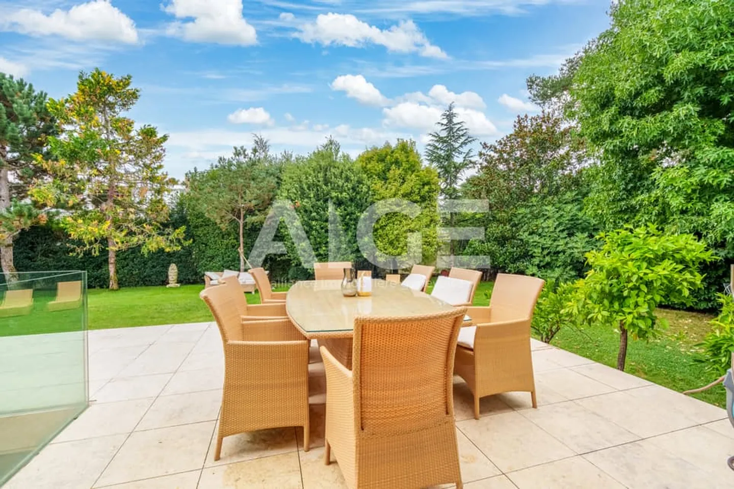 Superb single-storey villa in the heart of the Golden Triangle - Photo 2 of 4