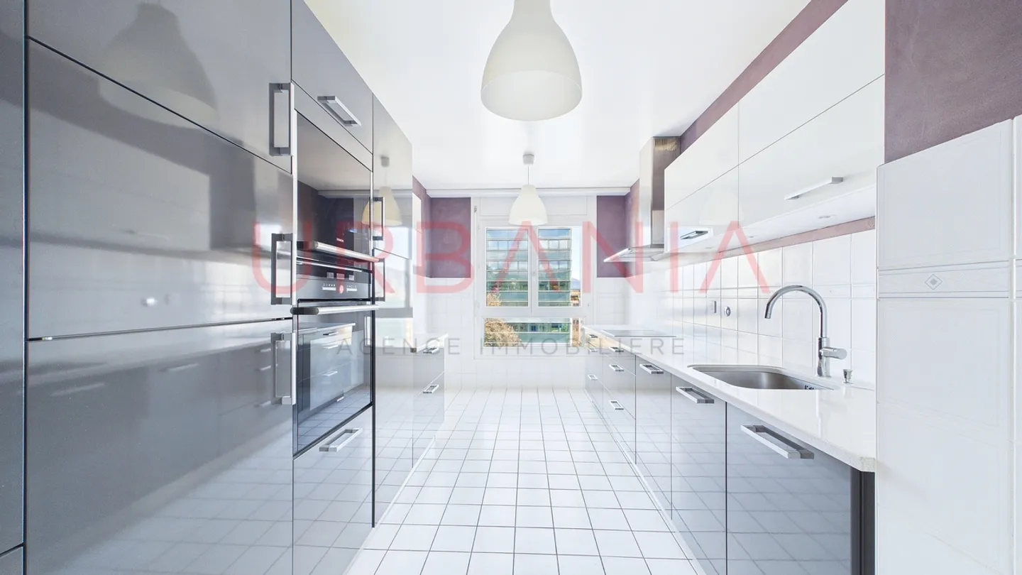 Hervorragende 6-Zimmer-Wohnung mit privatem Aufzug und Balkonen - Foto 4 von 10