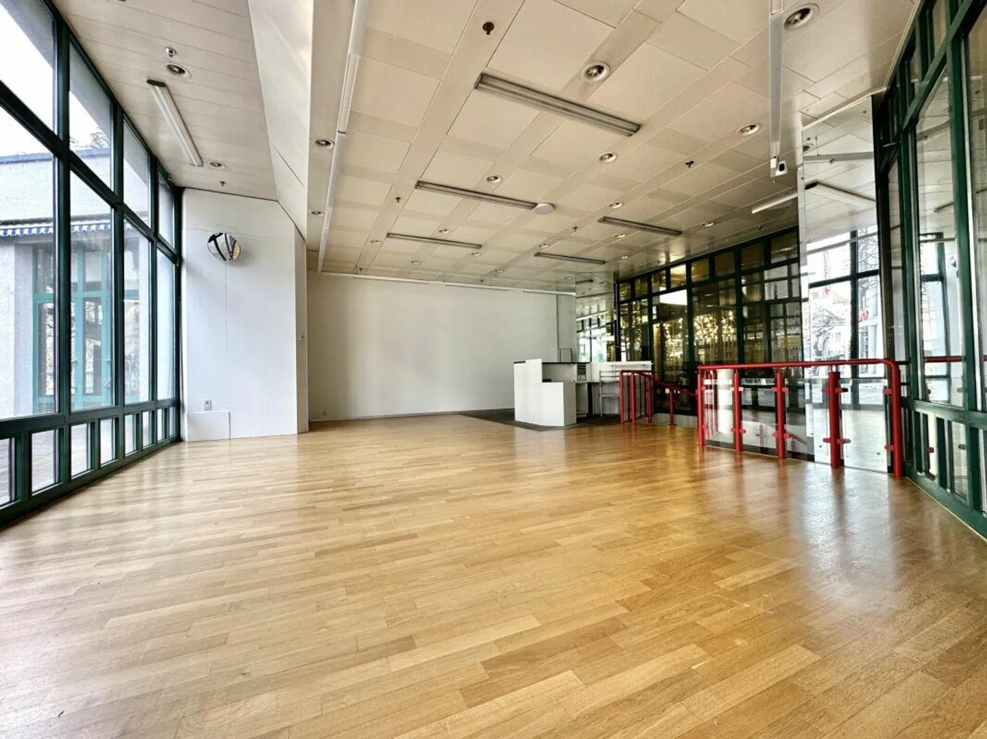 SPAZIO COMMERCIALE ATTRATTIVO NELLA ZONA CENTRALE DI OLTEN IN VENDITA - Foto 5 di 8