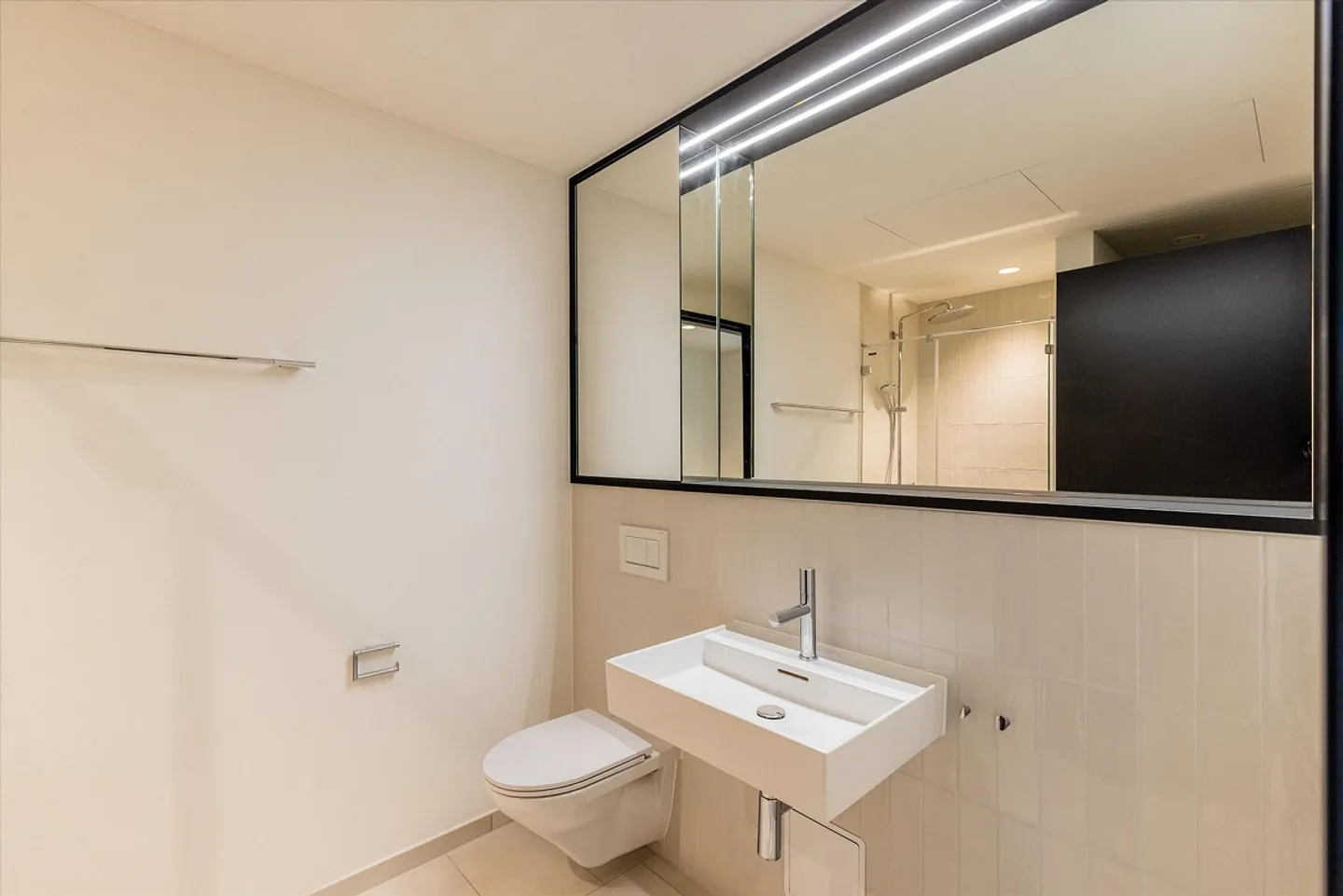 Living in the Akara Tower - Photo 8 of 13