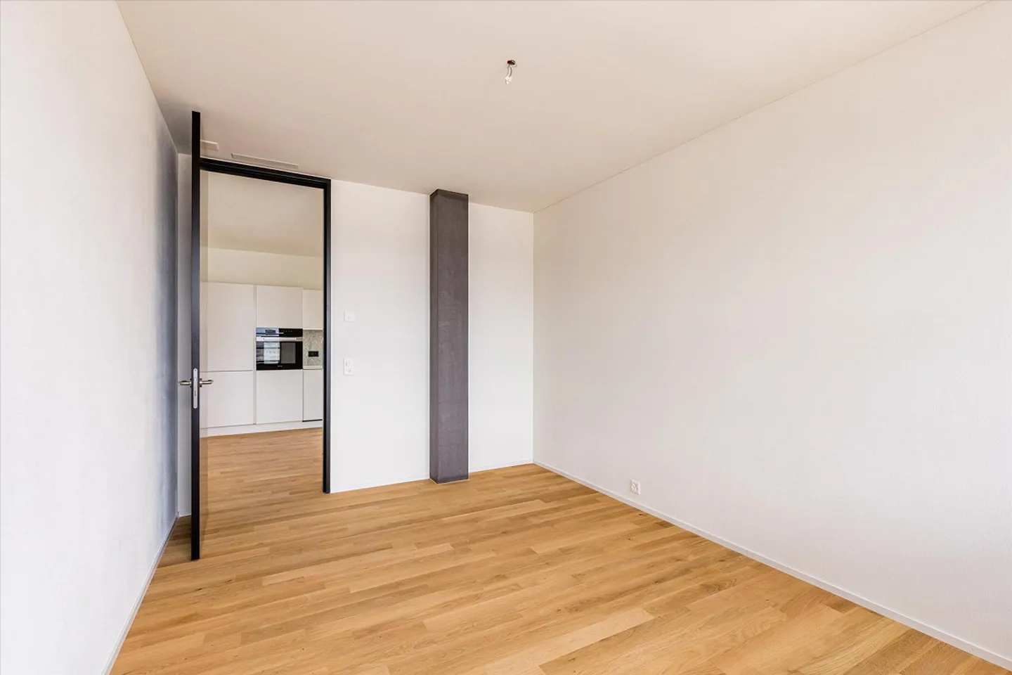 Living in the Akara Tower - Photo 10 of 13