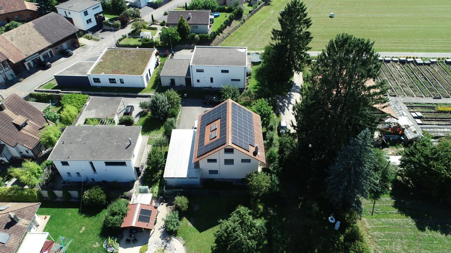 Casa unifamiliare attraente e caratteristica con 8 stanze a Kriegstetten - Foto 2 di 9