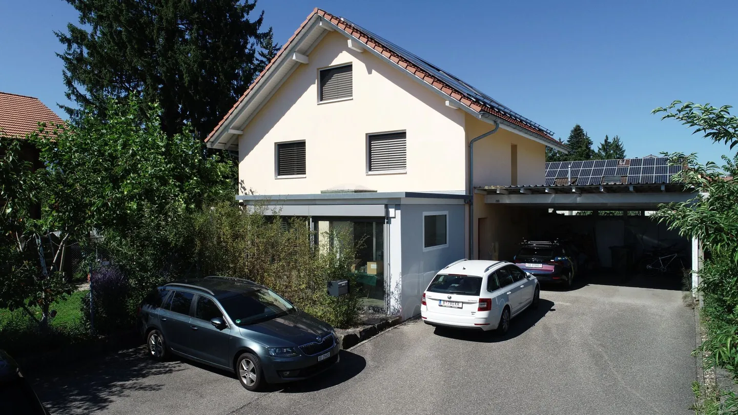 Casa unifamiliare attraente e caratteristica con 8 stanze a Kriegstetten - Foto 4 di 9