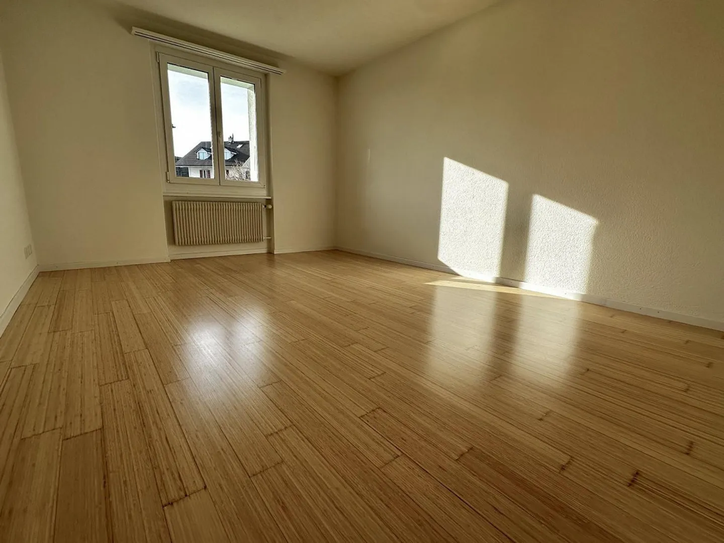 Bright 4.5-room apartment with balcony for rent in Zollikofen - Photo 3 of 9