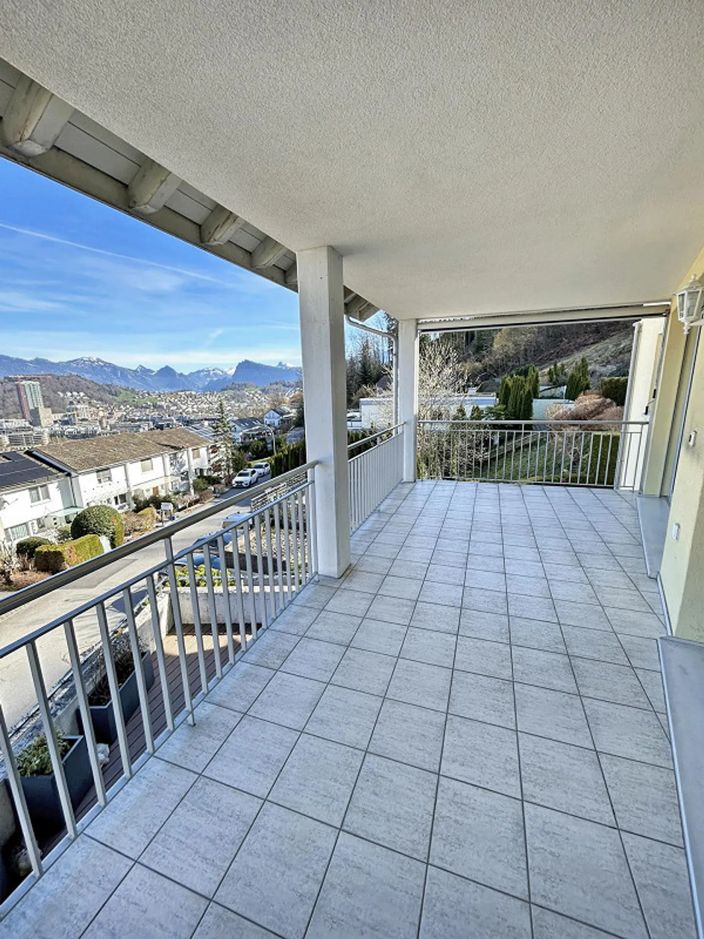 Vues magnifiques – moderne, spacieux, lumineux et accueillant - Photo 8 sur 17