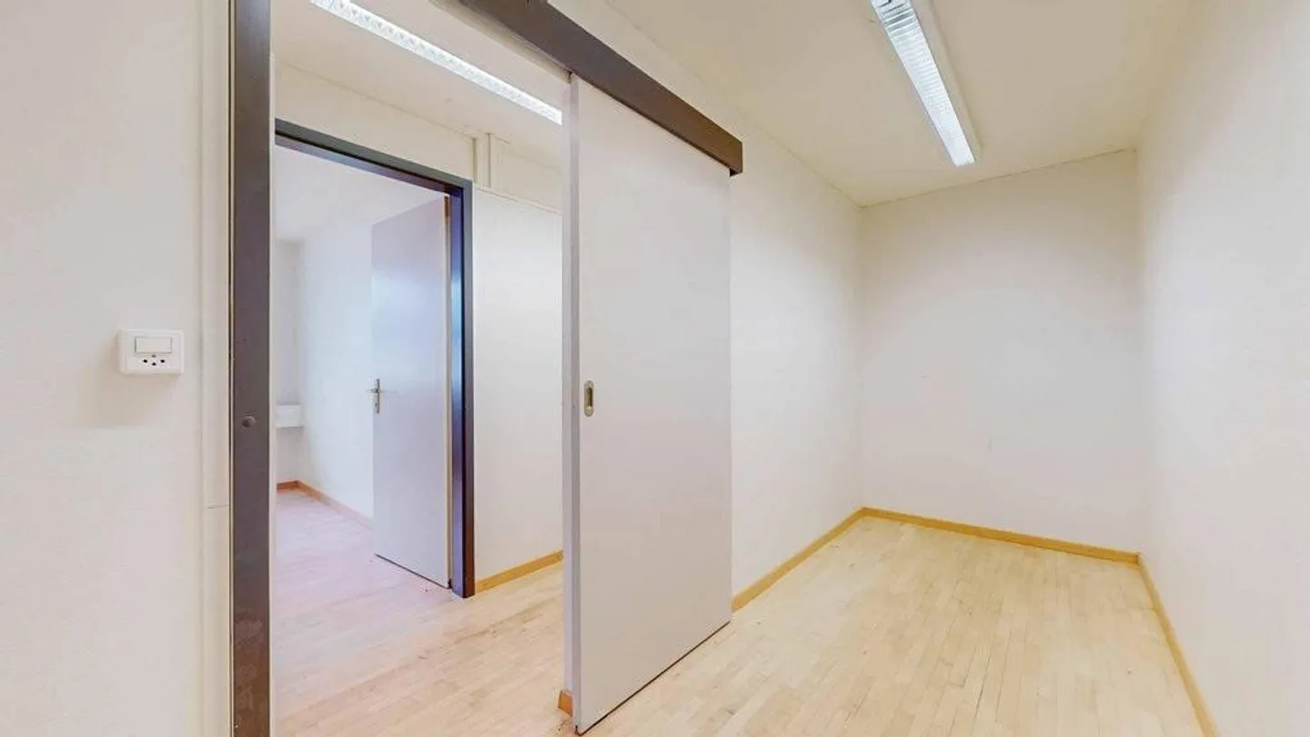 Your new office close to the train station - Photo 5 of 10